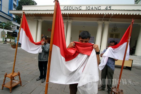 Aksi Cium Bendera Merah Putih