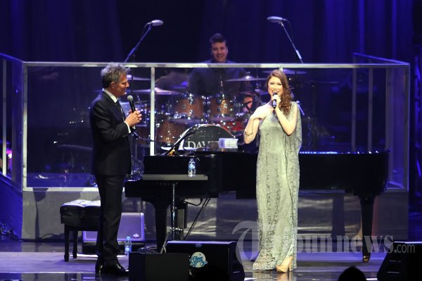 Aksi Panggung David Foster dan Hayley Westenra