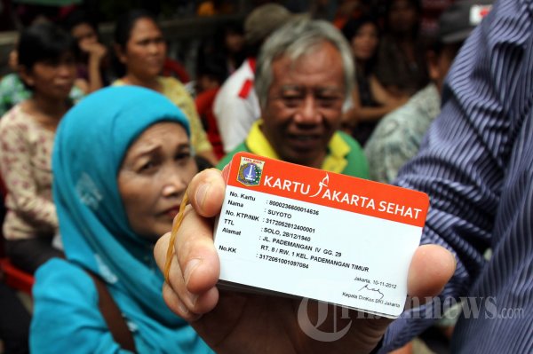 Jokowi Bagikan Kartu Jakarta Sehat