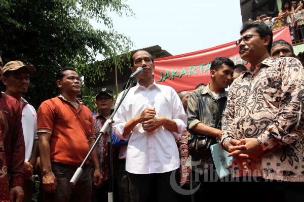 Jokowi Bagikan Kartu Jakarta Sehat