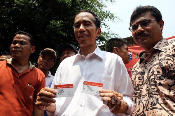 Jokowi Bagikan Kartu Jakarta Sehat