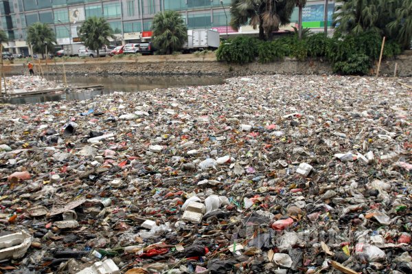 Sampah Penuhi Kali Sunter