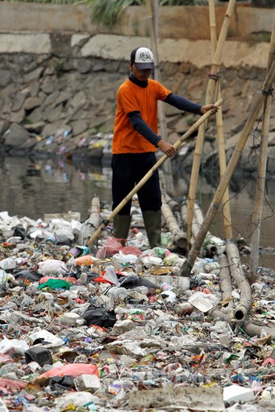 Sampah Penuhi Kali Sunter