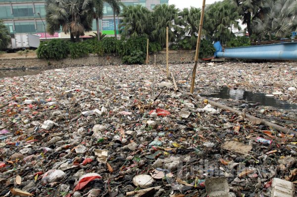 Sampah Penuhi Kali Sunter