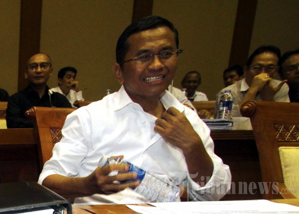 Dahlan Iskan Masukkan Botol Aqua ke Baju