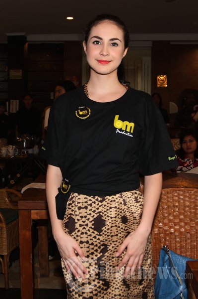 Pemain film Arumi Bachsin saat ditemui pada acara syukuran dan launching produksi perdana sinetron 'Nyong Mutiara Hitam' di Raja Rasa Sundanese & Seafood, Jakarta, Kamis (15/11/2012) malam. Film yang mengangkat tentang kisah drama percintaan yang dikemas dalam nuansa komedi ala remaja dan bertujuan untuk mengangkat seni dan budaya Maluku Utara, khususnya Tidore. 