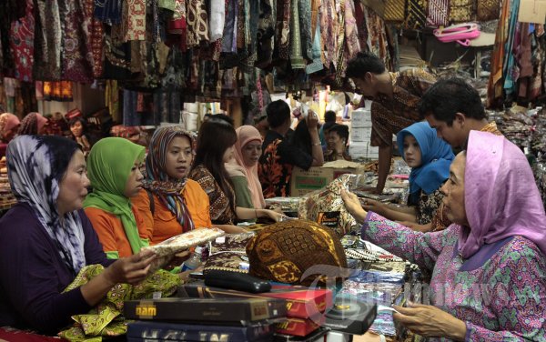 Pengunjung Pasar Baru Trade Center Membludak