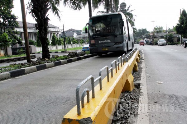 Besi Pembatas Jalur Busway