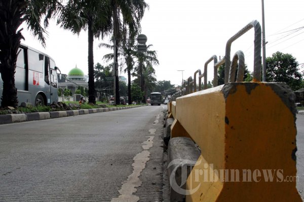Besi Pembatas Jalur Busway