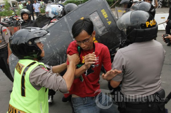 Mahasiswa Bentrok dengan Polisi