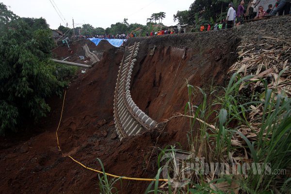 Longsor Jalur Rel KRL di Cilebut