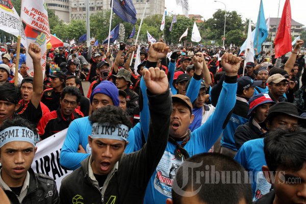 Unjuk Rasa Buruh Tolak Upah Murah