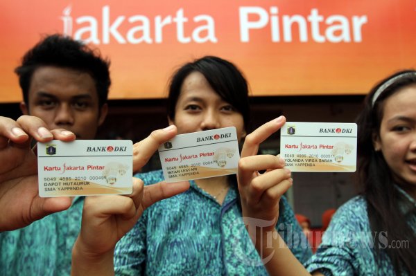 Jokowi Serahkan Kartu Jakarta Pintar