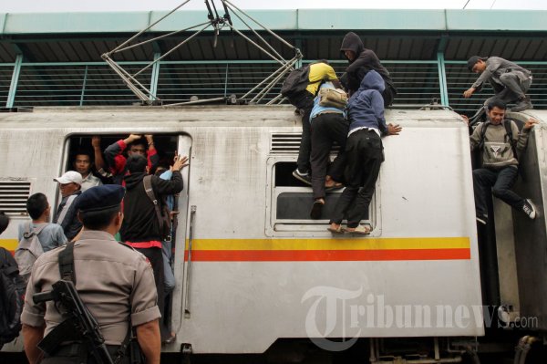 Operasi Penertiban Penumpang dan Pedagang di Kereta Api
