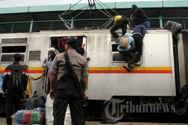Operasi Penertiban Penumpang dan Pedagang di Kereta Api