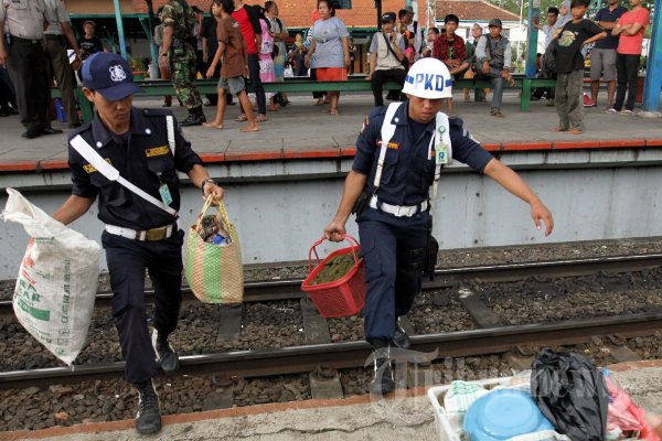 Operasi Penertiban Penumpang dan Pedagang Asongan Di Kereta Api