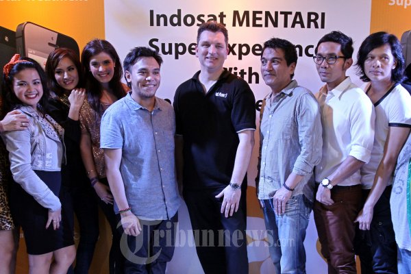 Artis Ikut Mengantre iPhone 5