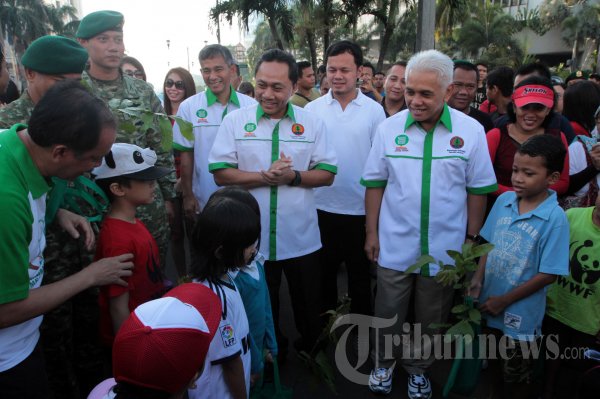 Menhut dan Menko Perekonomian Bagikan Bibit Pohon