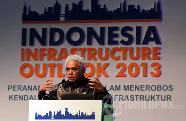 Menteri Koordinator Perekonomian, Hatta Rajasa, memberikan sambutan dalam acara Indonesia Infrastructure Outlook 2012, yang digelar Kompas dan Bank BNI, di Jakarta, Selasa (18/12/2012). Acara tersebut mengambil tema 'Peranan Perbankan dalam Menerobos Kendala Pembangunan Infrastuktur'. 