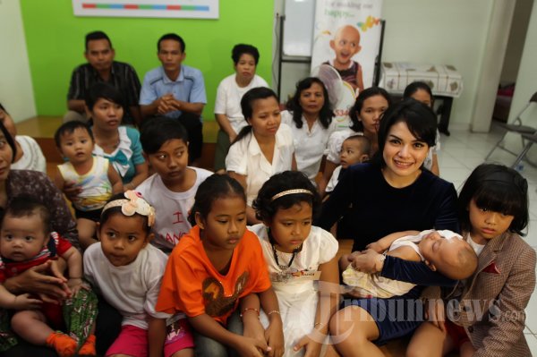 Nikita Mirzani Kunjungi Anak Penderita Kanker
