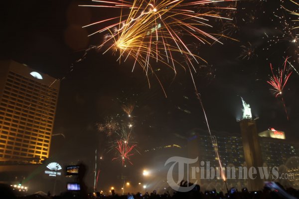 Kembang Api Tahun Baru 2013 di Bundaran HI