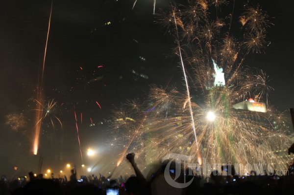 Kembang Api Tahun Baru 2013 di Bundaran HI