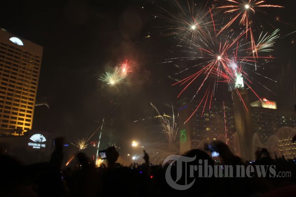 Kembang Api Tahun Baru 2013 di Bundaran HI