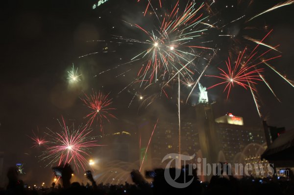 Kembang Api Tahun Baru 2013 di Bundaran HI