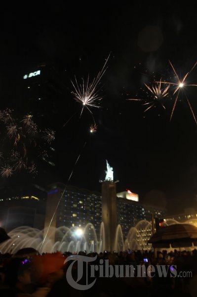 Kembang Api Tahun Baru 2013 di Bundaran HI