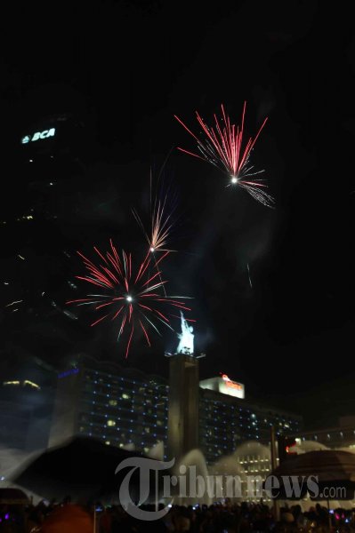 Kembang Api Tahun Baru 2013 di Bundaran HI
