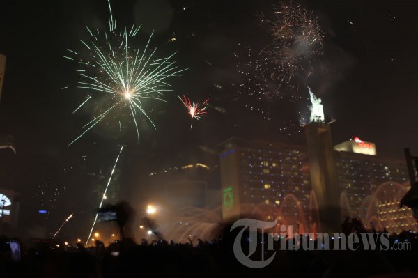 Kembang Api Tahun Baru 2013 di Bundaran HI