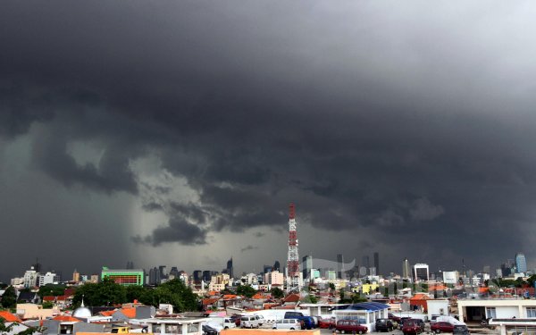 Jakarta Masih Diselimuti Awan Hitam