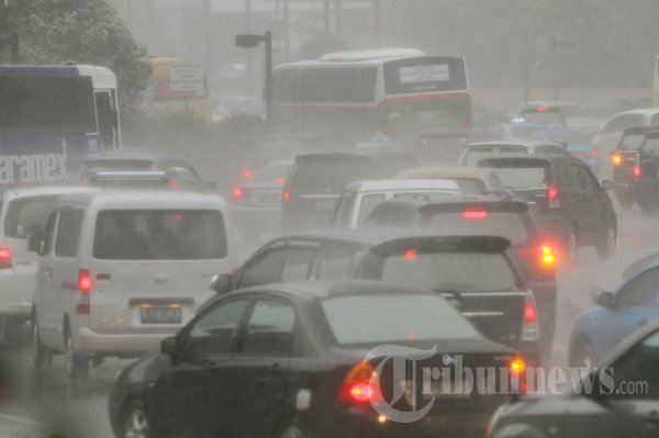 Angin Kencang Landa Jakarta