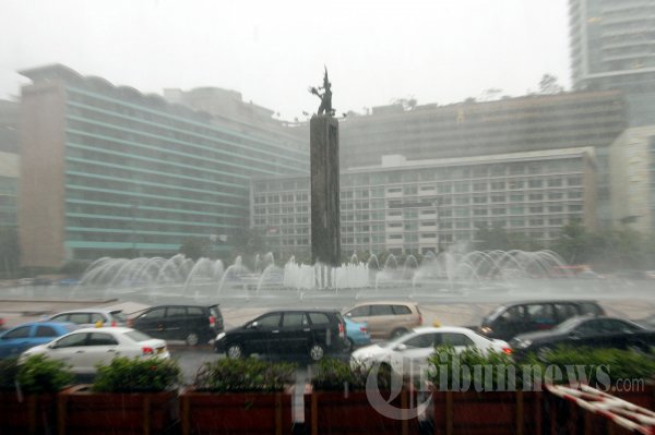 Angin Kencang Landa Jakarta