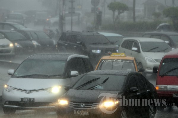 Angin Kencang Landa Jakarta