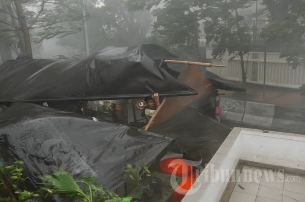 Angin Kencang Landa Jakarta