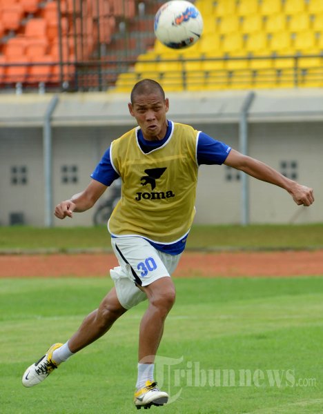 Pemain Pelita Bandung Raya, Nova Arianto mengikuti latihan saat timnya mencoba lapangan di Stadion Si Jalak Harupat, Soreang, Kabupaten Bandung, Rabu (9/1/2013). Pelita Bandung Raya menjamu tim tamu Persiba Balikpapan, Kamis (10/1/2013) sore dalam laga lanjutan Indonesia Super League (ISL). 