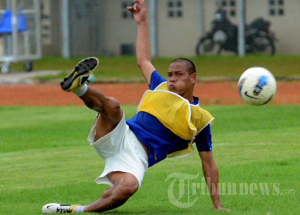 Pemain Pelita Bandung Raya, Nova Arianto mengikuti latihan saat timnya mencoba lapangan di Stadion Si Jalak Harupat, Soreang, Kabupaten Bandung, Rabu (9/1/2013). Pelita Bandung Raya menjamu tim tamu Persiba Balikpapan, Kamis (10/1/2013) sore dalam laga lanjutan Indonesia Super League (ISL). 