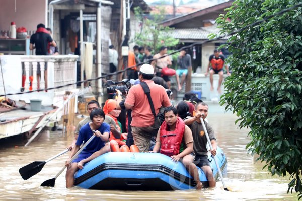 Kunjungi Korban Banjir