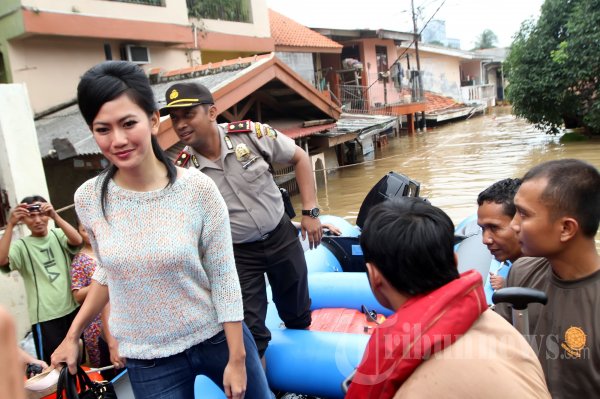Merry Putrian Kunjungi Korban Banjir