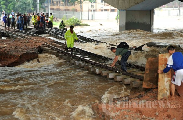 Tanggul Kanal Banjir Barat Jebol