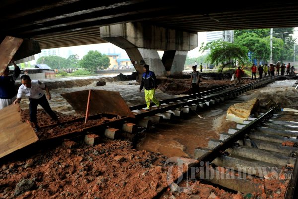 Tanggul Kanal Banjir Barat Jebol