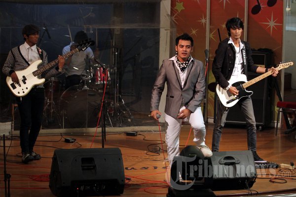 Aira Band