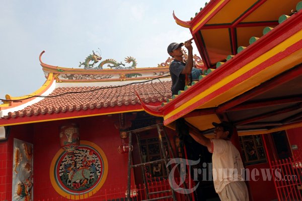 Memandikan Patung Dewa Dewi