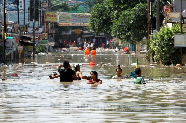 Banjir Terjang Perumahan Pondok Gede Permai