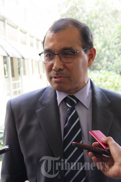 Mantan Komandan Pasukan Pengamanan Presiden Letnan Jenderal Marinir TNI (Purnawirawan) Nono Sampono, meraih gelar doktor di bidang kelautan dan perikanan dari IPB, Jumat (8/2). Sidang promosi gelar doktor bagi mantan Komandan Korps Marinir TNI AL itu digelar di Kampus IPB, Bogor, pada Jumat (8/2). Sampono maju ke sidang promosi doktoral itu dengan disertasi berjudul 