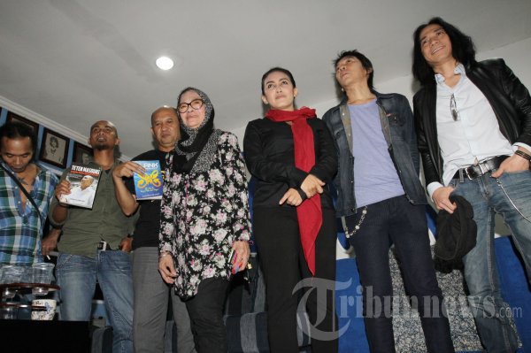 Rieke-Teten Datangi Markas Slank