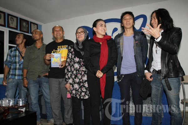 Rieke-Teten Datangi Markas Slank