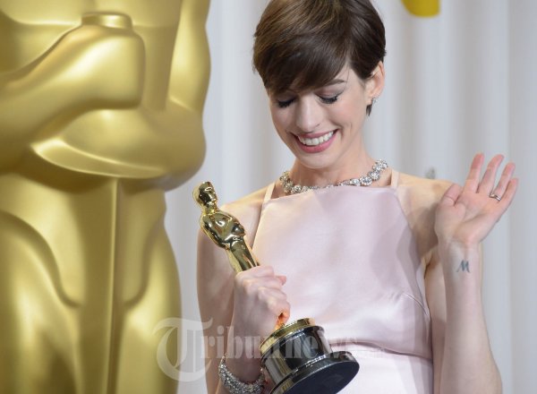 Anne Hathaway Aktris Terbaik Piala Oscar