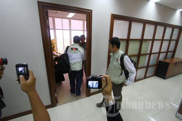 KPK Geledah Kantor Gubernur Riau